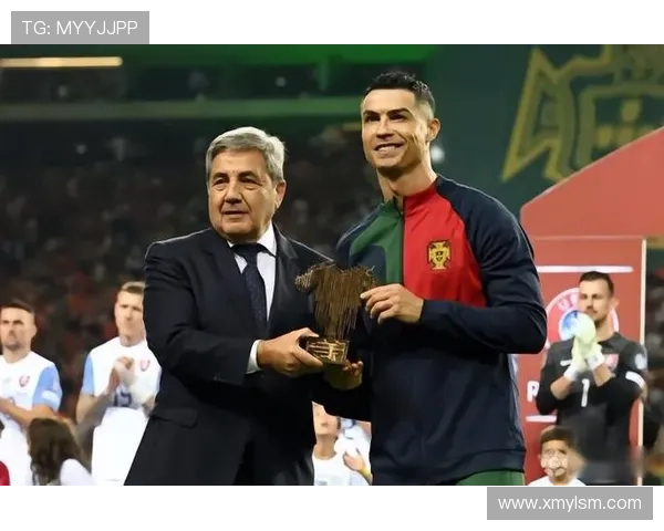 足球明星激情亲吻奖杯瞬间回顾让人热血沸腾的荣耀时刻